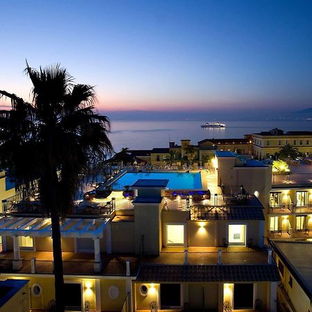 Grand Hotel La Favorita Sorrento Esterno foto Sunset at the resort