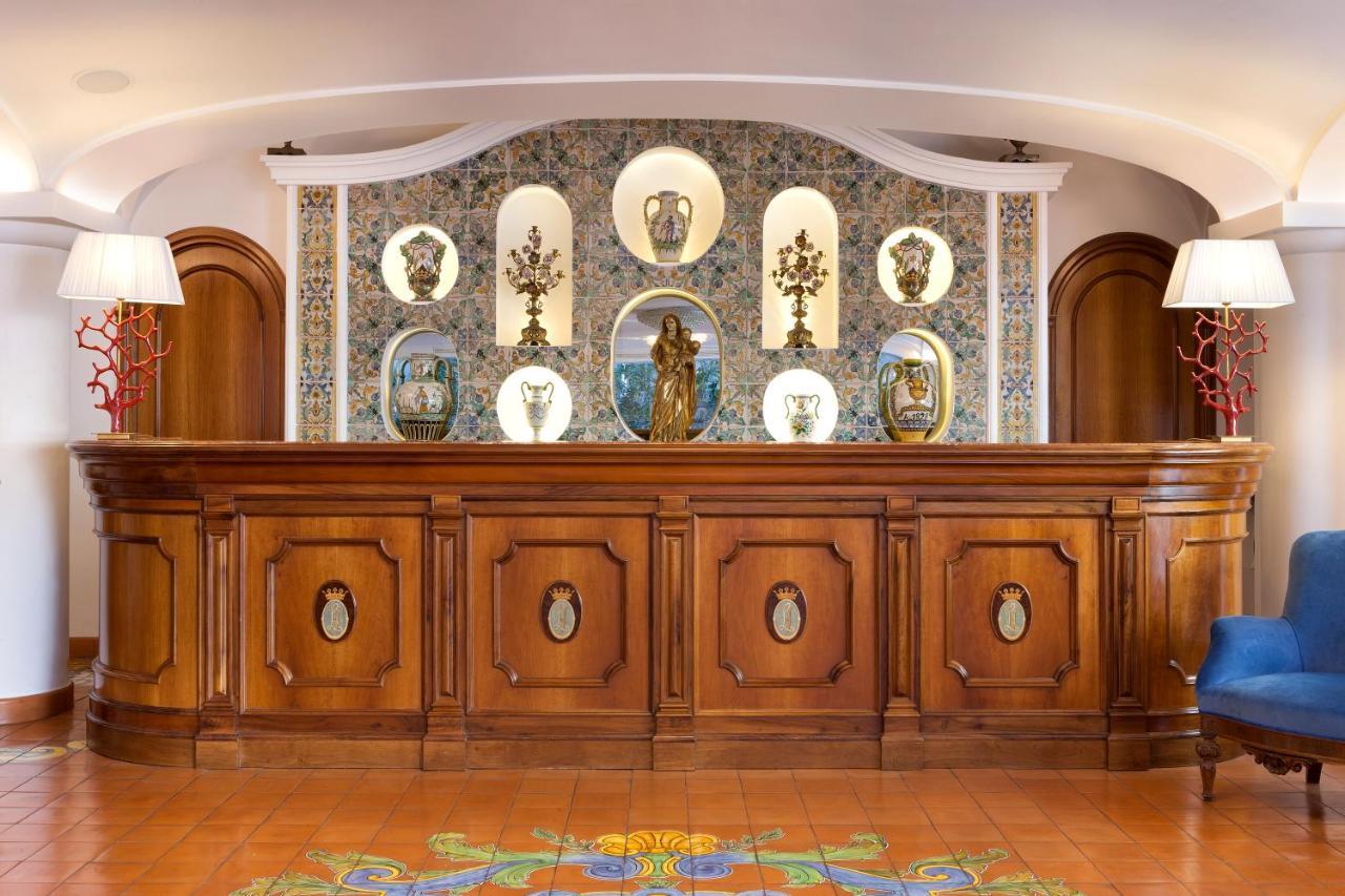 Grand Hotel La Favorita Sorrento Esterno foto Reception desk at the Hotel