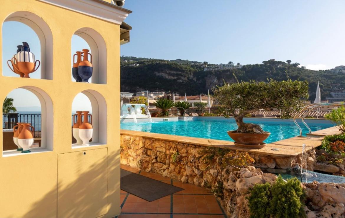 Grand Hotel La Favorita Sorrento Esterno foto The pool at the Hotel