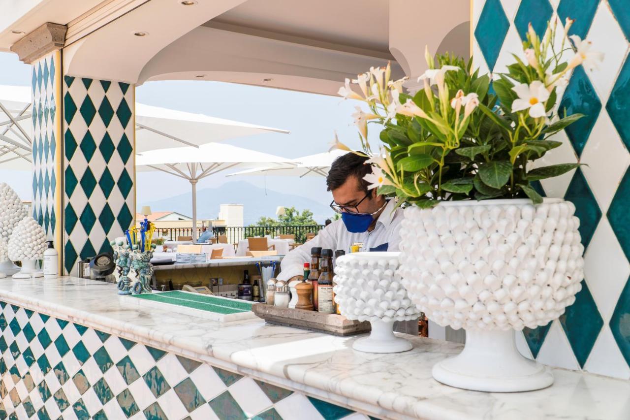 Grand Hotel La Favorita Sorrento Esterno foto The bar at the Hotel Excelsior