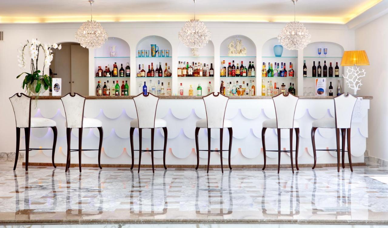 Grand Hotel La Favorita Sorrento Esterno foto The bar at the hotel