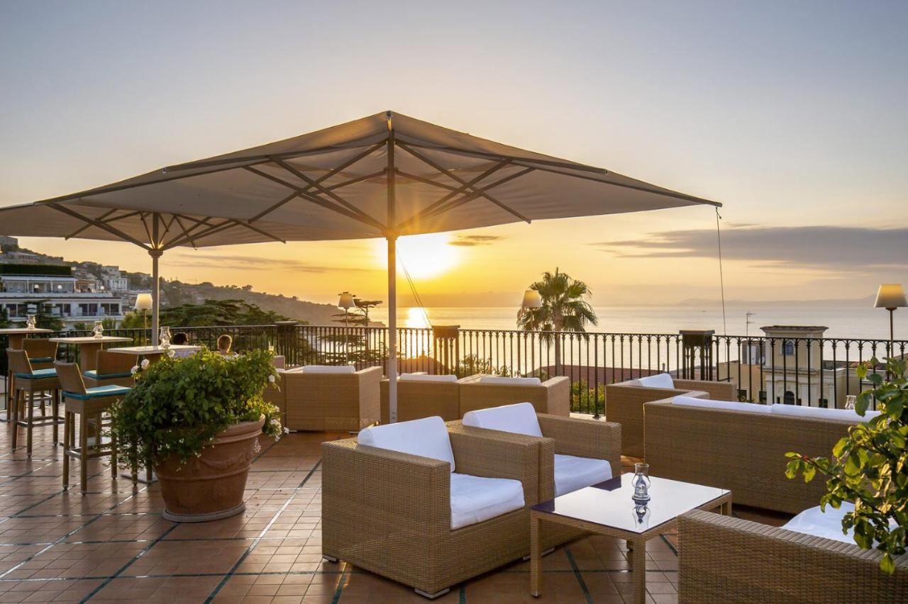 Grand Hotel La Favorita Sorrento Esterno foto The hotel's rooftop bar