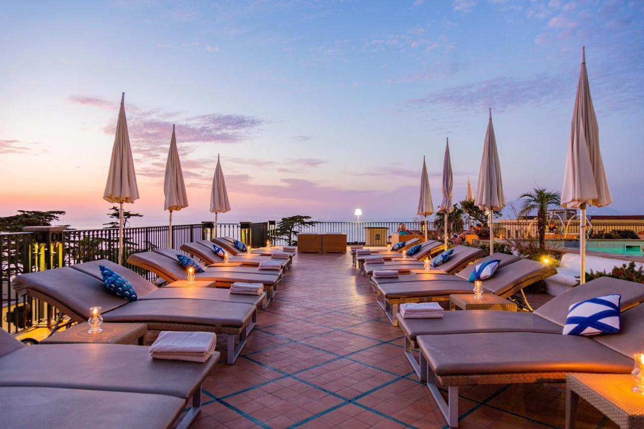 Grand Hotel La Favorita Sorrento Esterno foto Rooftop pool at the Hotel