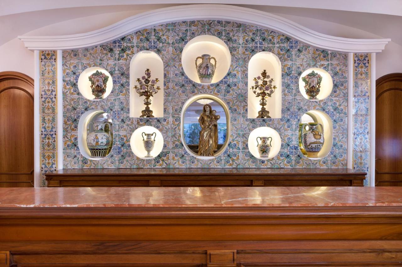 Grand Hotel La Favorita Sorrento Esterno foto A display of the work of the Delft tile factory