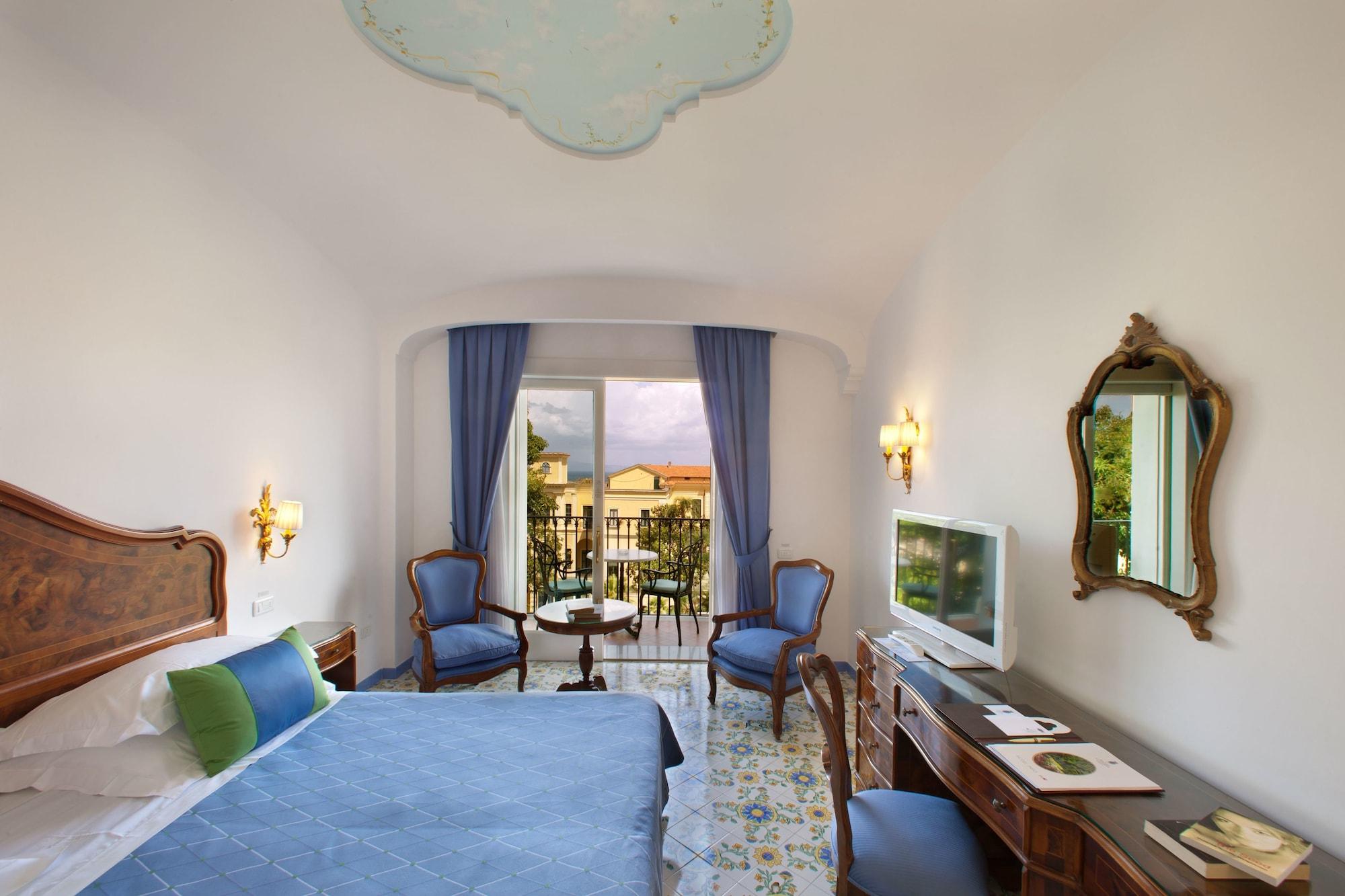 Grand Hotel La Favorita Sorrento Esterno foto A room at the Grand Hotel
