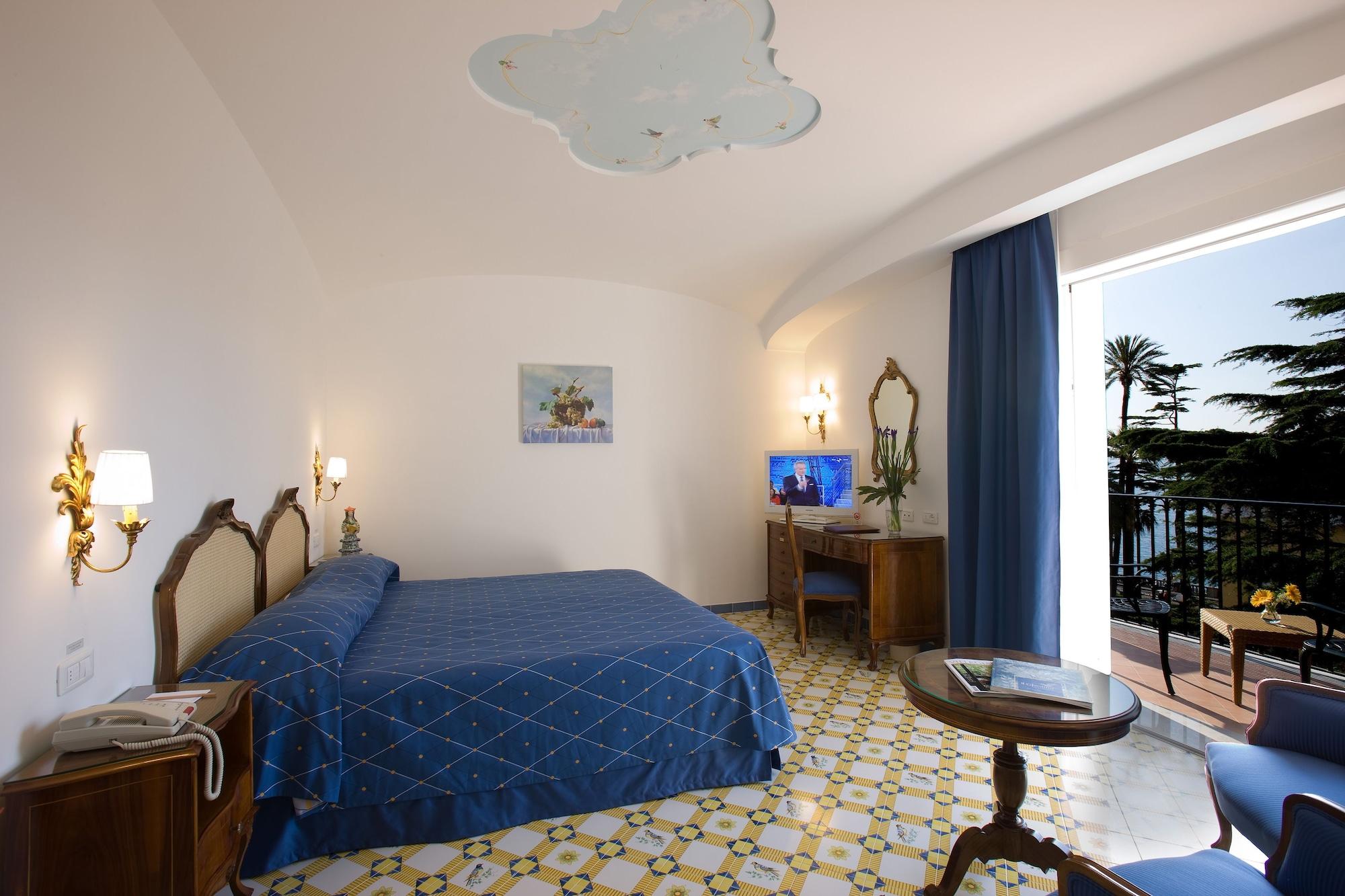 Grand Hotel La Favorita Sorrento Esterno foto A room at the Grand Hotel