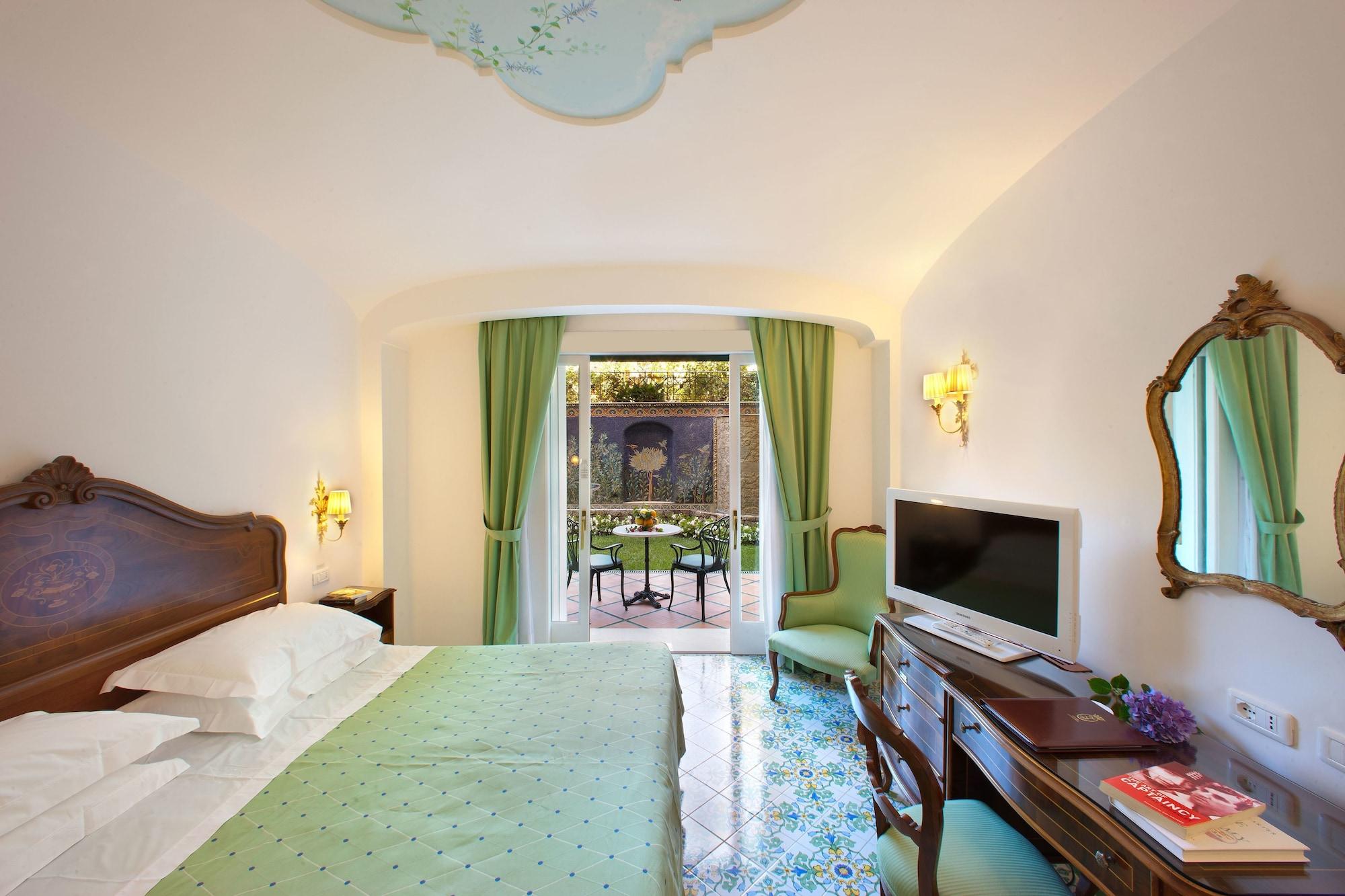 Grand Hotel La Favorita Sorrento Esterno foto A room at the hotel