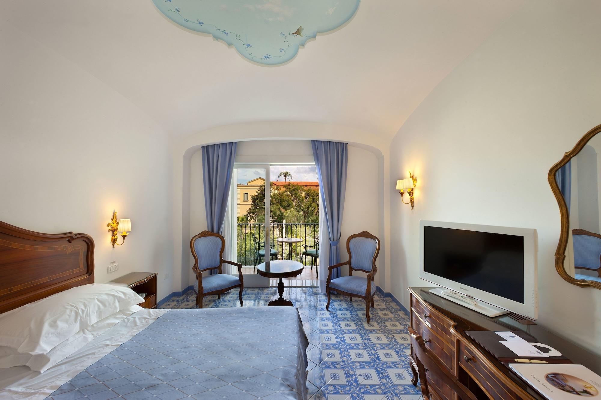 Grand Hotel La Favorita Sorrento Esterno foto A room at the hotel