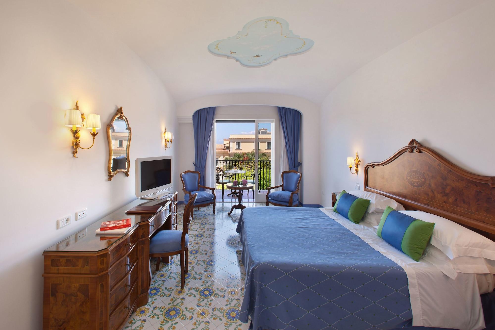 Grand Hotel La Favorita Sorrento Esterno foto A room at the Grand Hotel