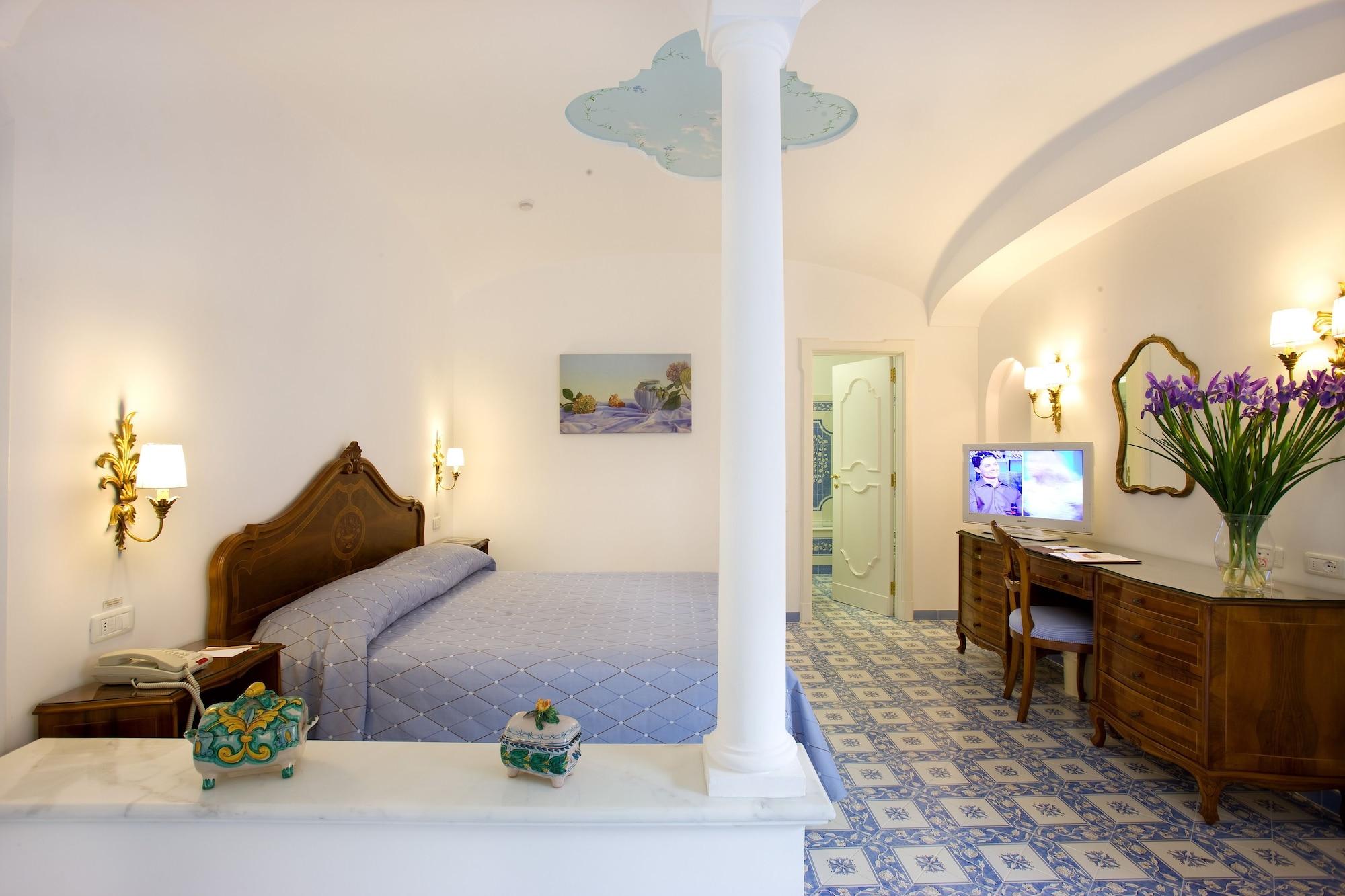 Grand Hotel La Favorita Sorrento Esterno foto A room at the hotel