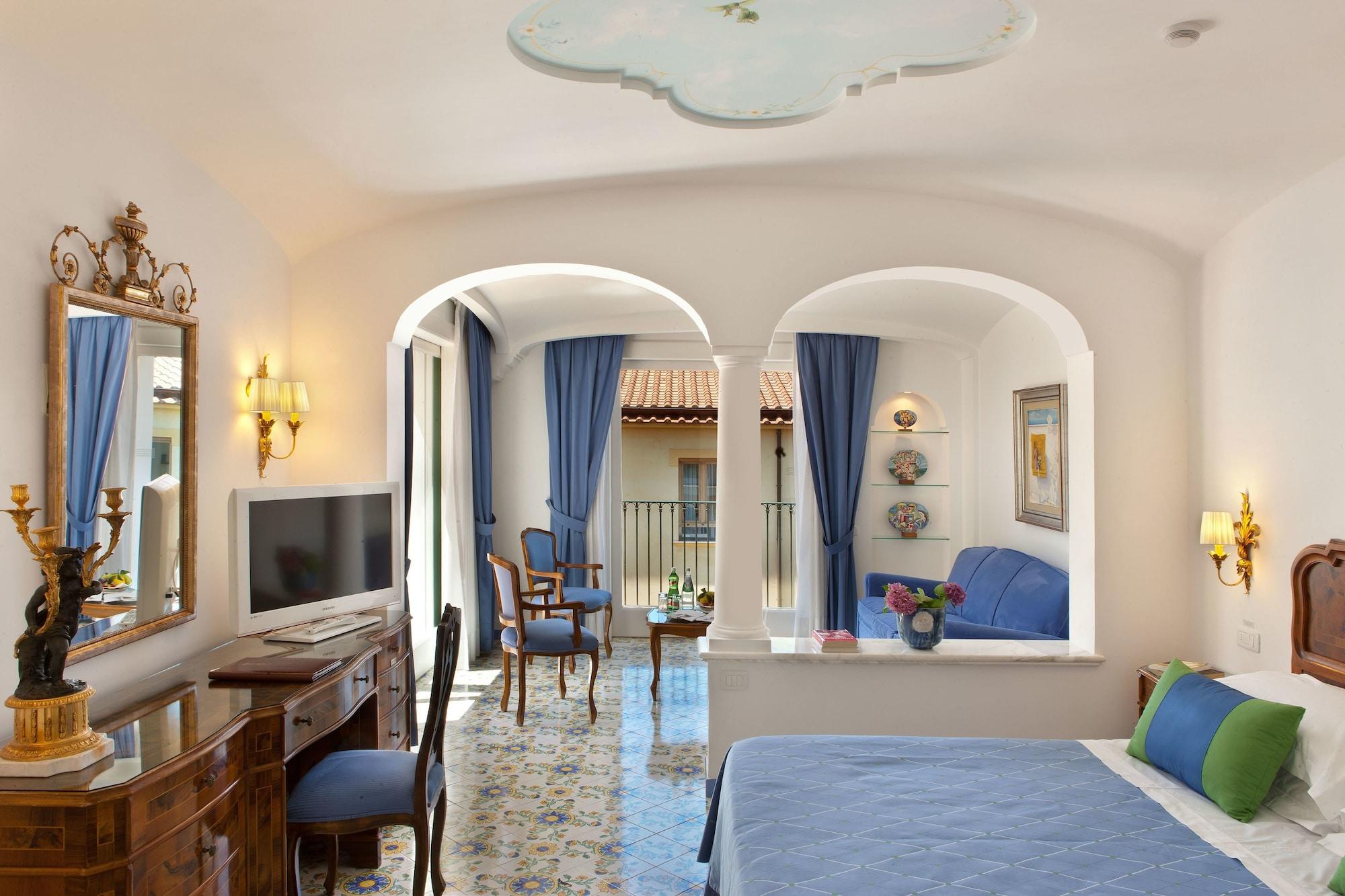 Grand Hotel La Favorita Sorrento Esterno foto A room at the hotel