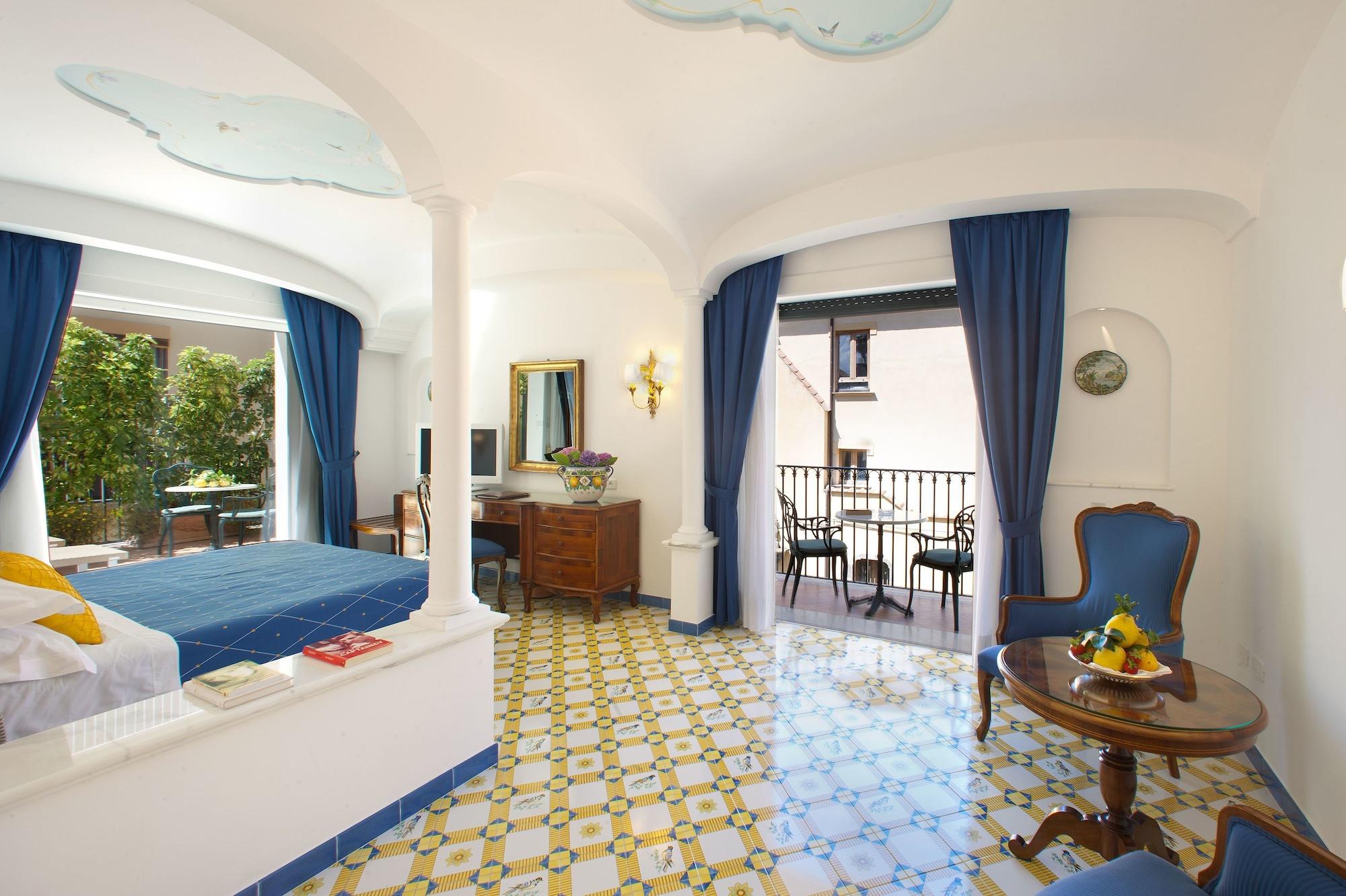Grand Hotel La Favorita Sorrento Esterno foto A room at the hotel