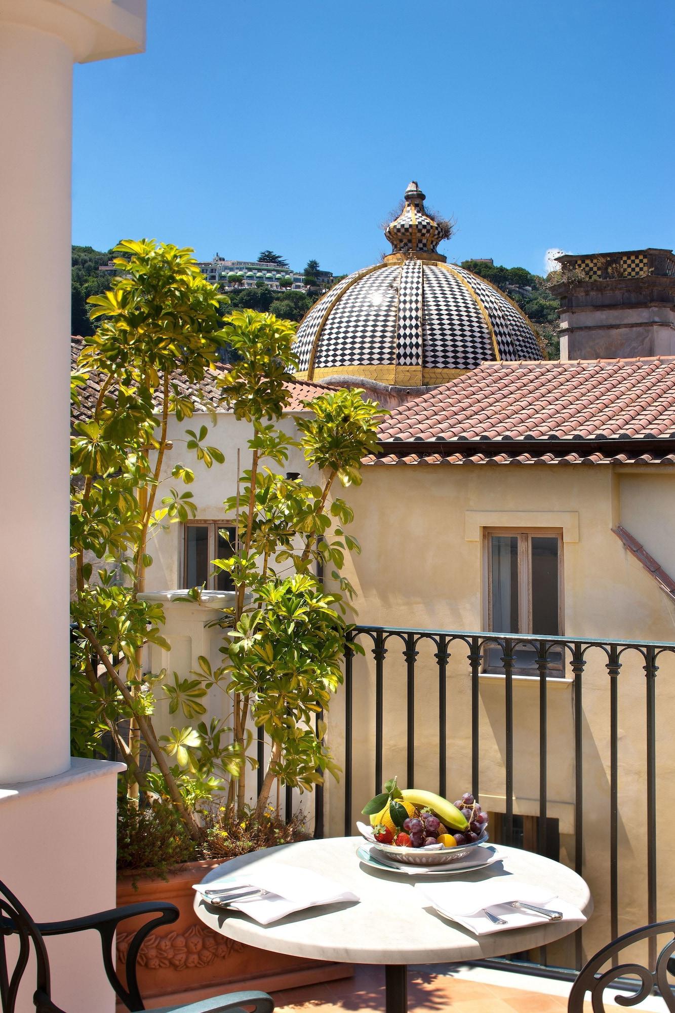 Grand Hotel La Favorita Sorrento Esterno foto The dome of the church