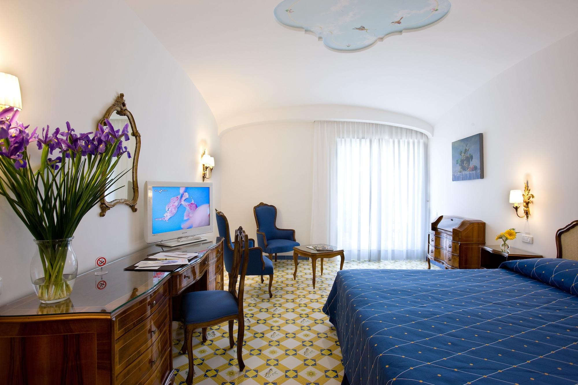 Grand Hotel La Favorita Sorrento Esterno foto A room at the hotel