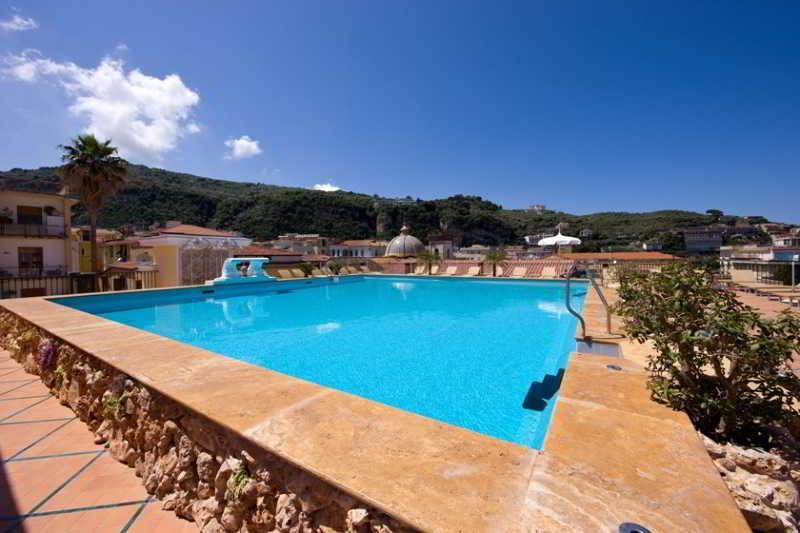 Grand Hotel La Favorita Sorrento Esterno foto A swimming pool