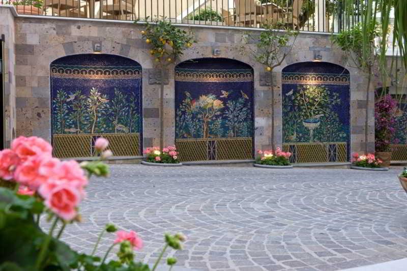Grand Hotel La Favorita Sorrento Esterno foto The mosaic courtyard