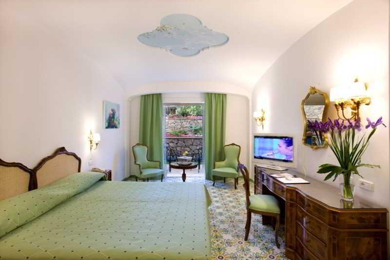 Grand Hotel La Favorita Sorrento Esterno foto A room at the hotel