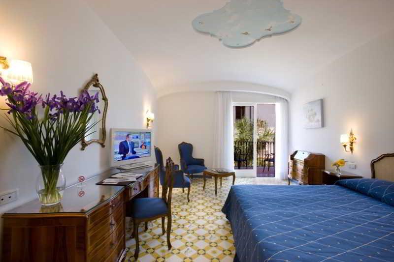 Grand Hotel La Favorita Sorrento Esterno foto A room at the hotel