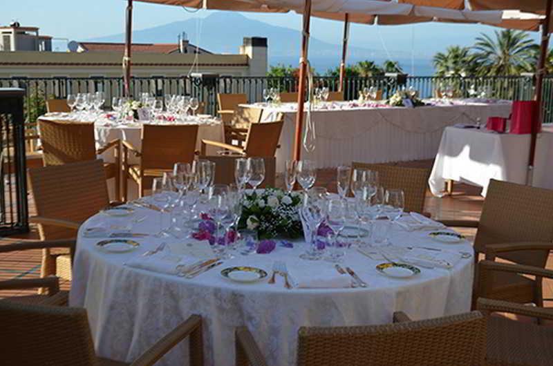Grand Hotel La Favorita Sorrento Esterno foto A typical table at a wedding