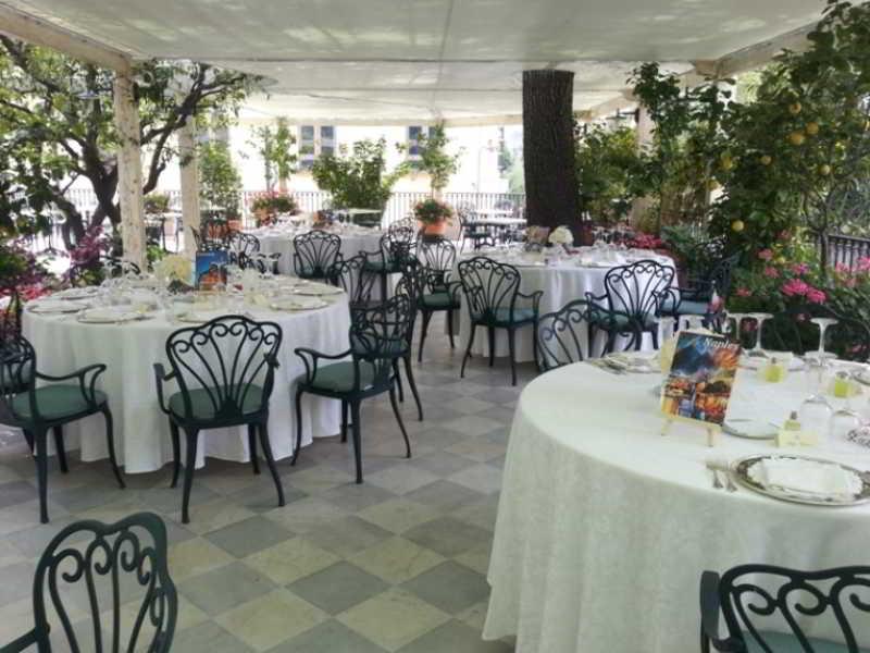 Grand Hotel La Favorita Sorrento Esterno foto The interior of the restaurant