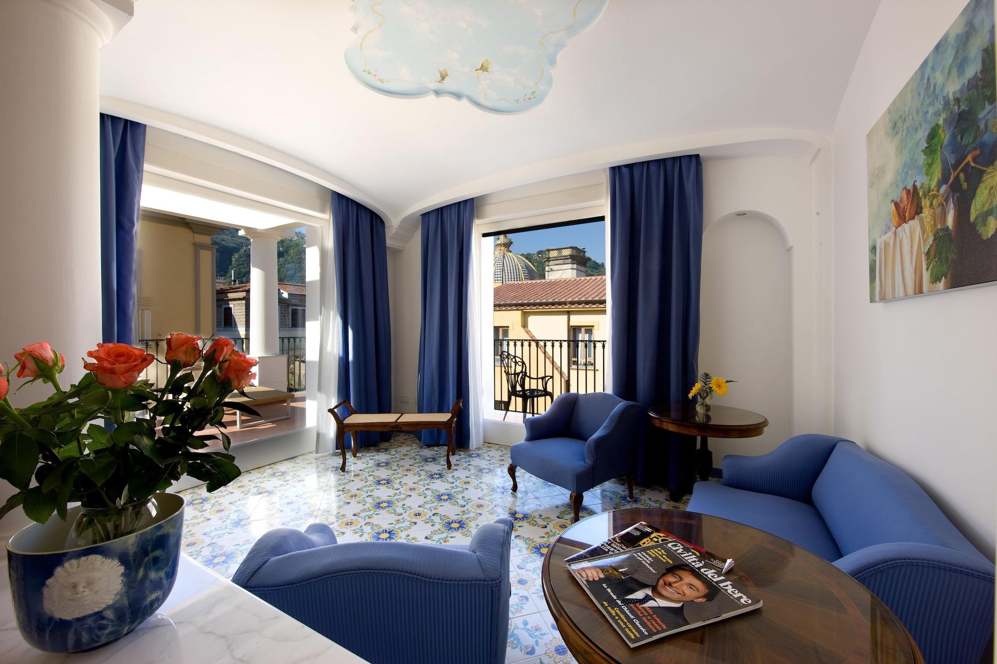 Grand Hotel La Favorita Sorrento Esterno foto A room at the hotel