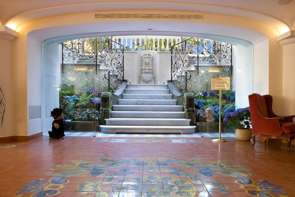 Grand Hotel La Favorita Sorrento Esterno foto The lobby of the hotel