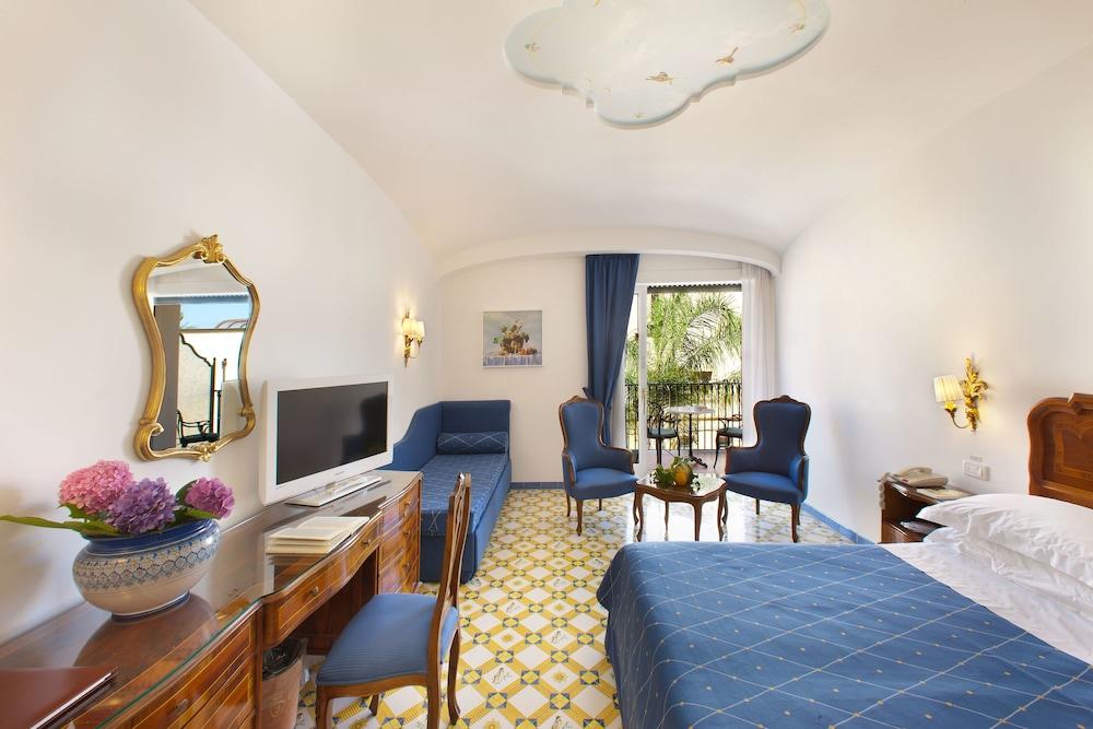 Grand Hotel La Favorita Sorrento Esterno foto A room at the Grand Hotel