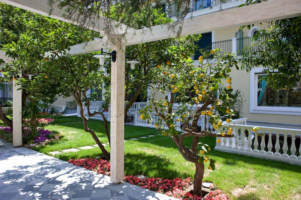 Grand Hotel La Favorita Sorrento Esterno foto The Pergola at the Hotel