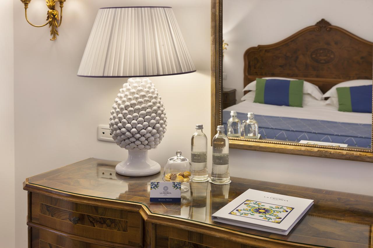 Grand Hotel La Favorita Sorrento Esterno foto A lampshade