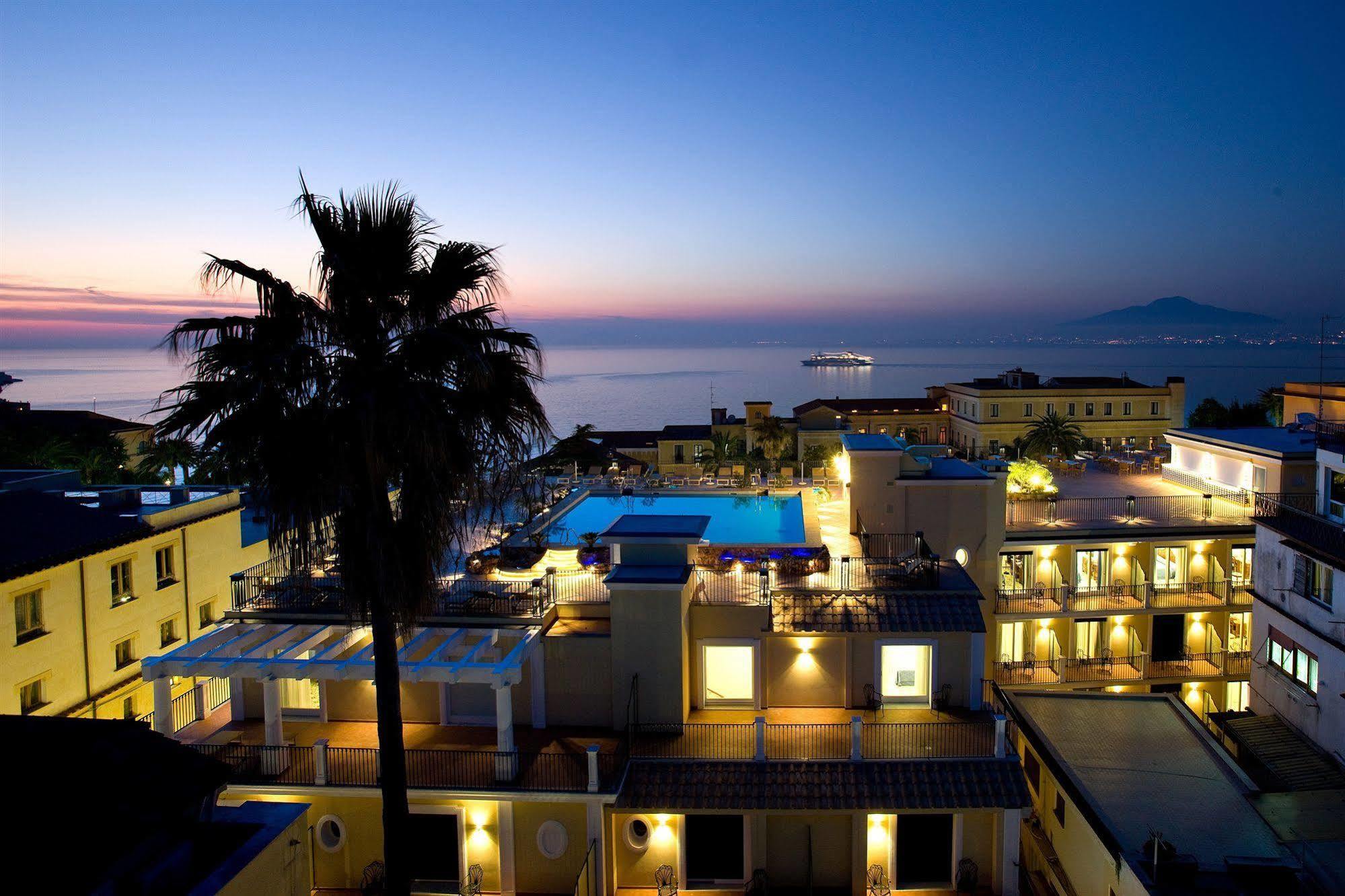 Grand Hotel La Favorita Sorrento Esterno foto Sunset at the resort