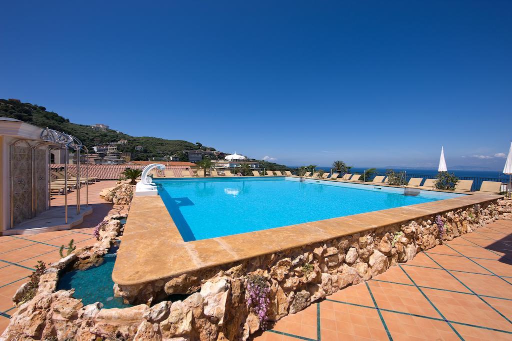Grand Hotel La Favorita Sorrento Esterno foto The swimming pool at the hotel