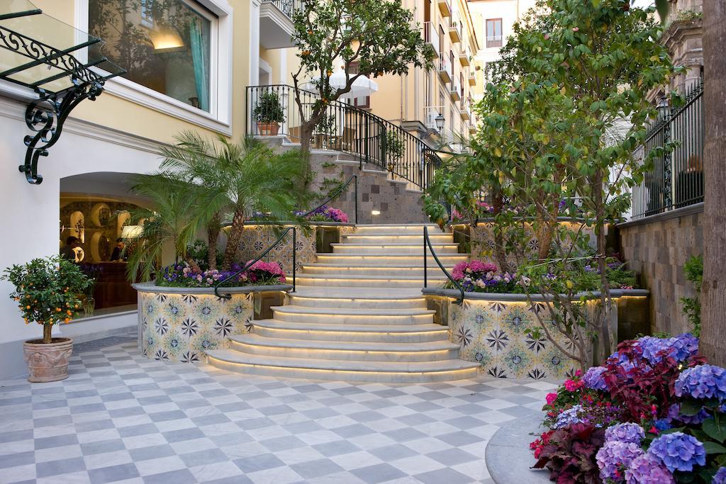 Grand Hotel La Favorita Sorrento Esterno foto The Hotel's entrance