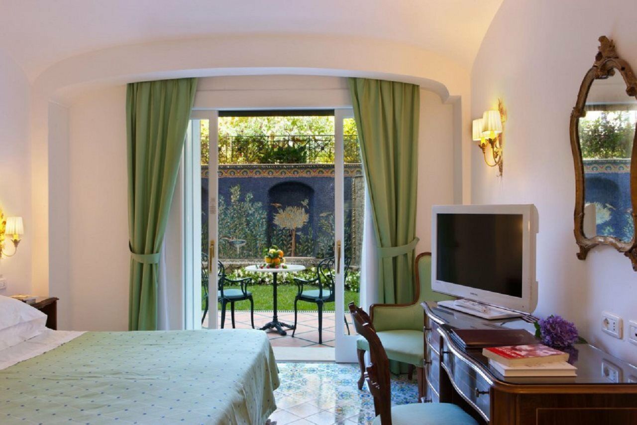 Grand Hotel La Favorita Sorrento Esterno foto A room at the hotel