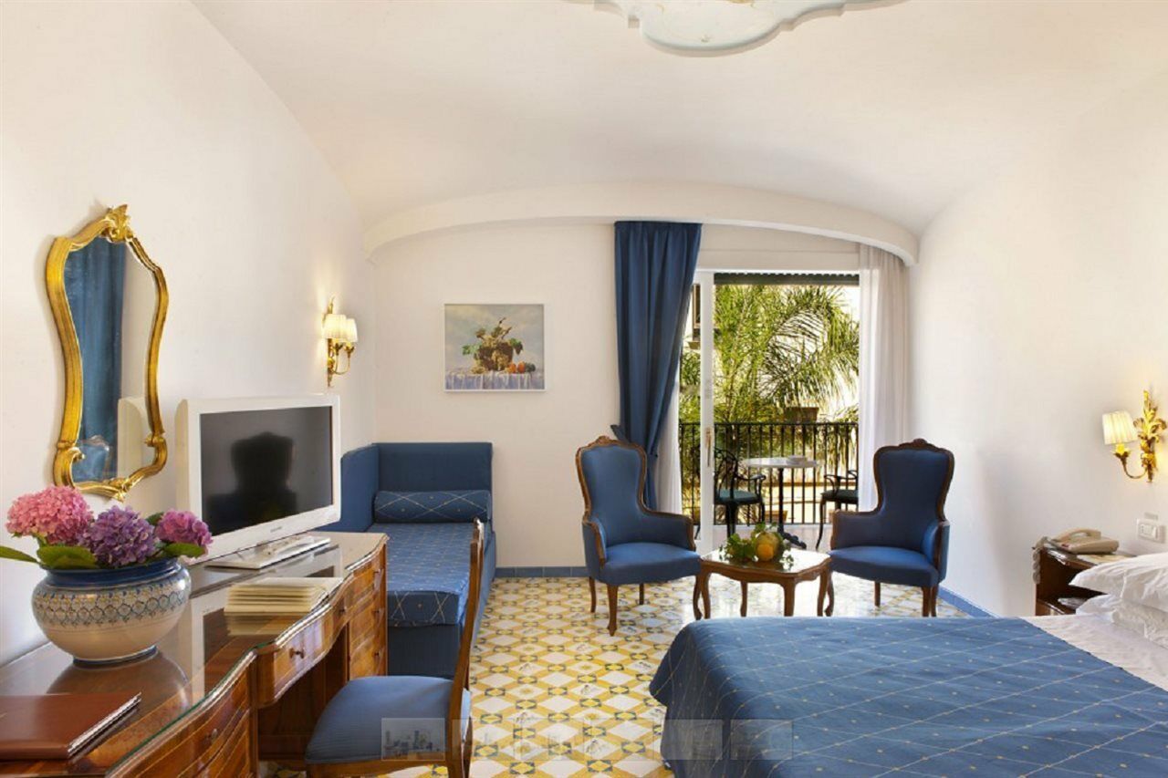 Grand Hotel La Favorita Sorrento Esterno foto A room at the Grand Hotel