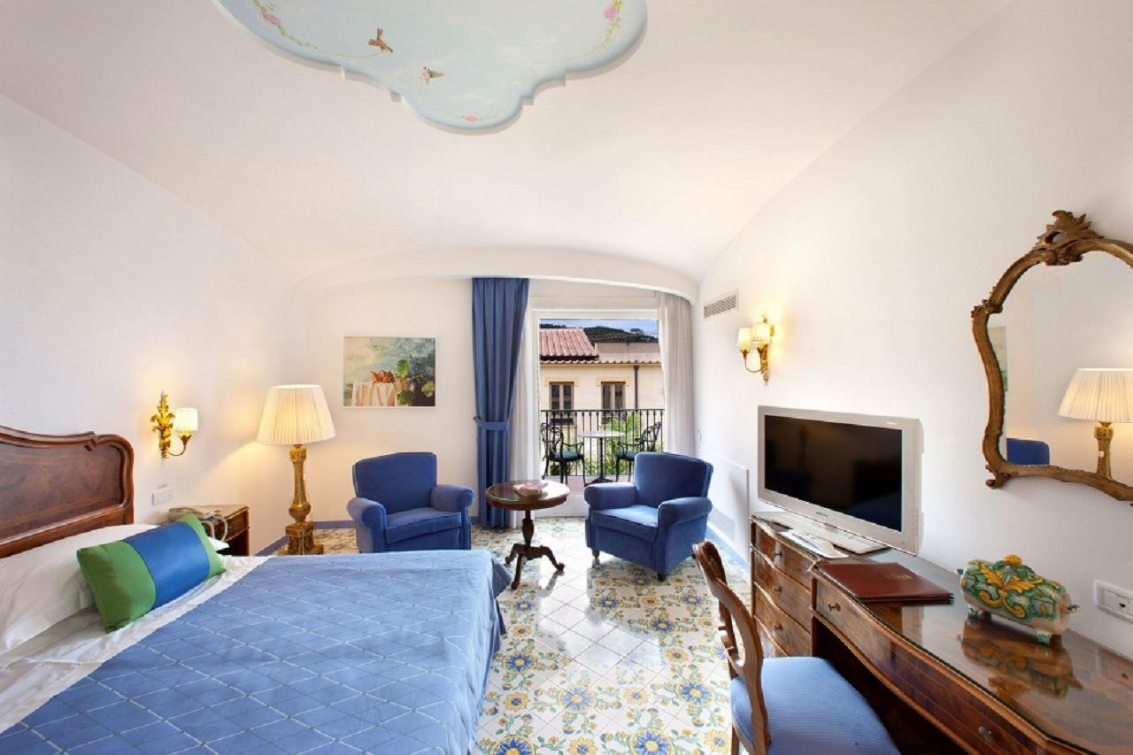 Grand Hotel La Favorita Sorrento Esterno foto A room at the hotel