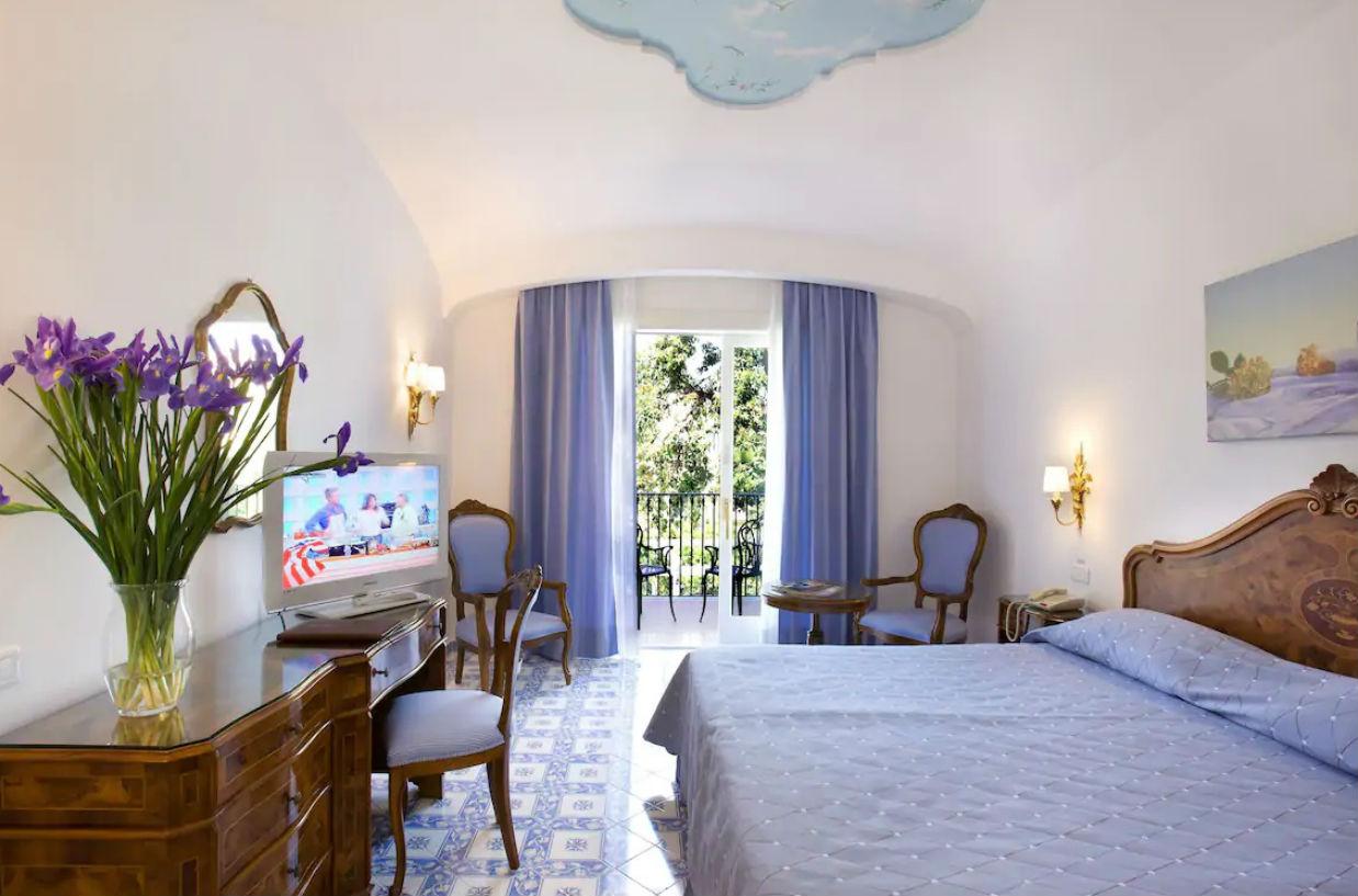 Grand Hotel La Favorita Sorrento Esterno foto A room at the Grand Hotel Royal